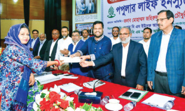 বীমা গ্রাহকের দাবির চেক হস্তান্তর