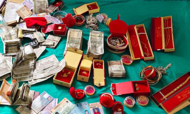 চিকিৎসকের কাছে স্বর্ণালংকার-টাকা রেখে পালালেন তৃণমূল নেতা