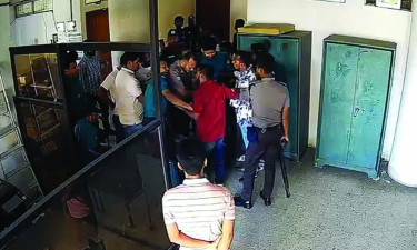 রাজশাহীতে দরপত্র বাক্স ছিনতাই, যুবদলের দুই নেতাকে নোটিশ