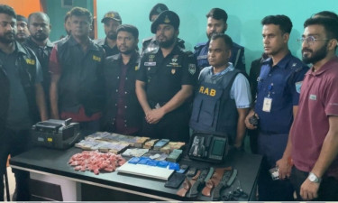 নারায়ণগঞ্জে যৌথ বাহিনীর অভিযান: ৫ মণ গাঁজা, অস্ত্র ও নগদ টাকাসহ আটক ১০
