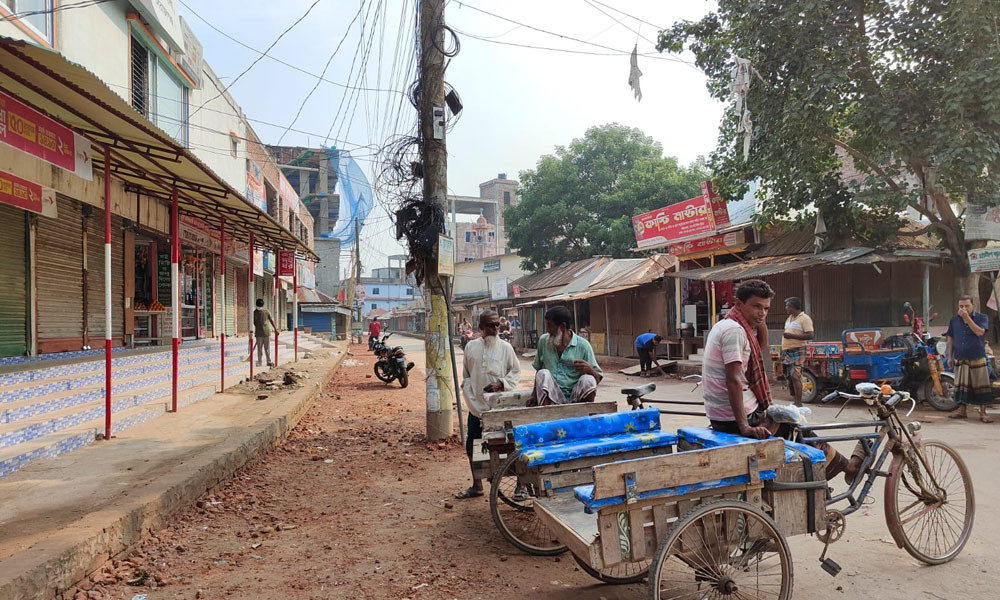 সড়কের মাঝখানে বিদ্যুতের ১৩ খুঁটি