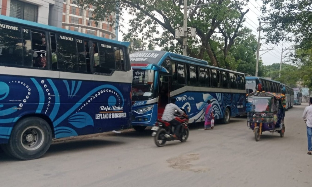 সাভারে কলেজছাত্রকে পিটিয়ে আহত, ১১ সেলফী বাস আটক