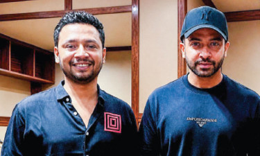 একসঙ্গে পর্দা ও নেপথ্যের রকস্টার