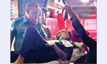 খুলনায় গুলিবিদ্ধ যুবককে ঢাকায় আনার পথে অ্যাম্বুলেন্সে ফের গুলি