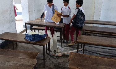 ক্লাস চলাকালে সিলিং ফ্যান খুলে পড়ে ৫ শিক্ষার্থী আহত