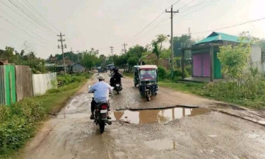 চুনারুঘাটে মেরামত কাজে ঠিকাদারের গাফিলতি, যান চলাচলে ভোগান্তি
