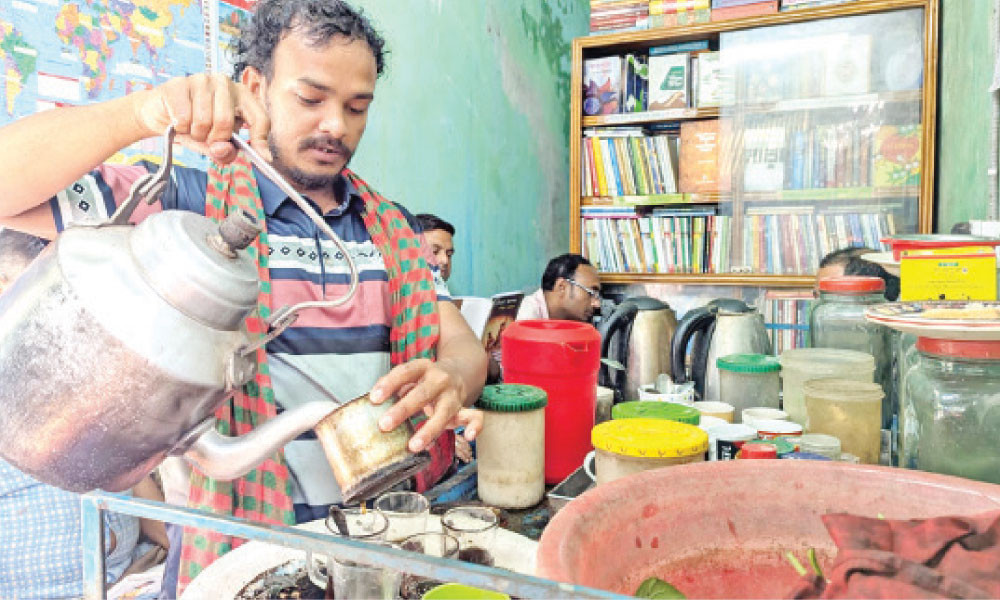 চা বিক্রেতার পাঠাগার, পাশে আছে বসুন্ধরা শুভসংঘ