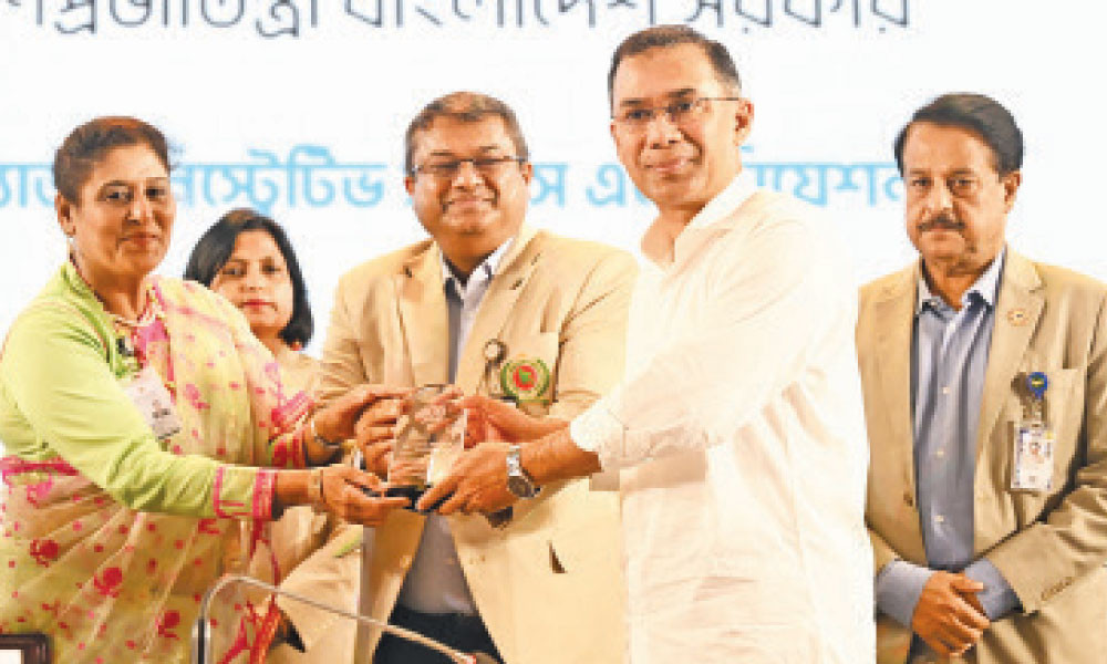 প্রধানমন্ত্রীকে ক্রেস্ট প্রদান