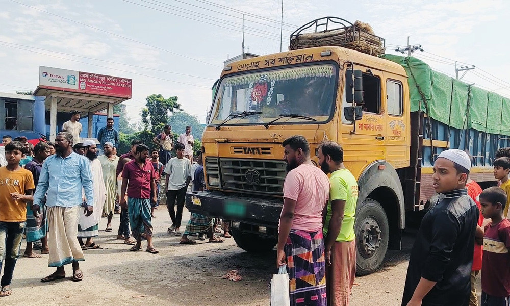 সিংড়ায় অটোভ্যানে ট্রাকের ধাক্কা, নিহত ১