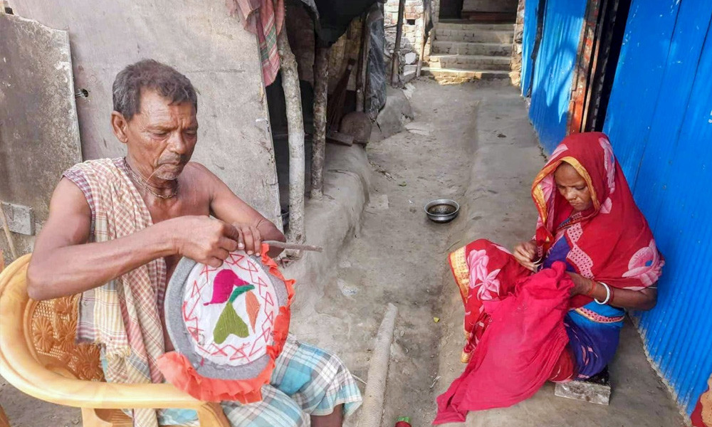 স্ত্রীর কাছে শেখা হাতপাখা বানিয়ে সংসার চলছে জেলে মহন জলদাসের