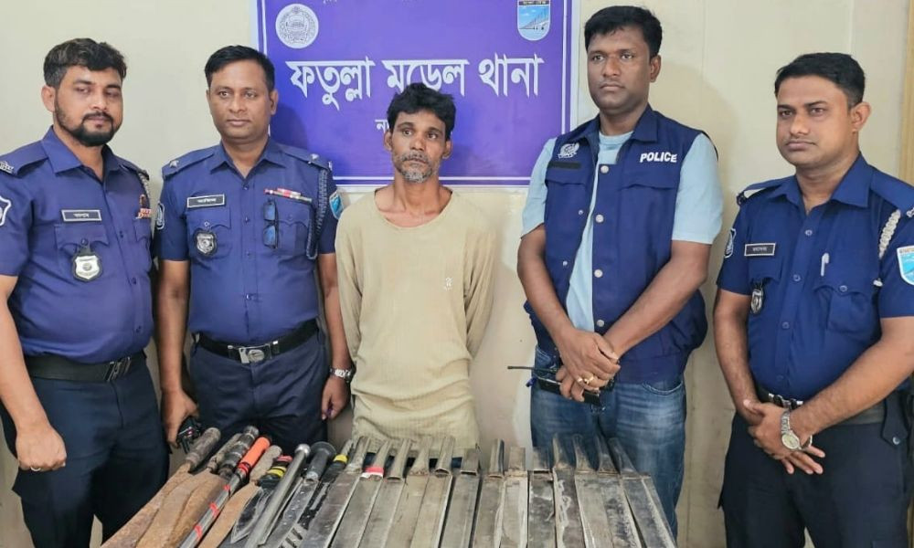 নারায়ণগঞ্জে বিপুল পরিমাণ দেশীয় অস্ত্রসহ যুবক গ্রেপ্তার