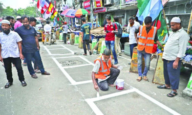 আইন নেই নীতিমালা নেই তবু রাস্তায় বসানো হচ্ছে হকার