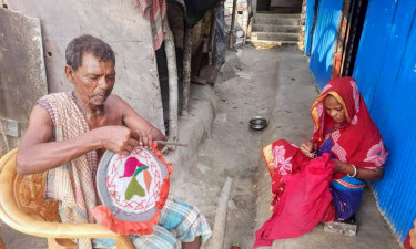 স্ত্রীর কাছে শেখা হাতপাখা বানিয়ে সংসার চলছে জেলে মহন জলদাসের