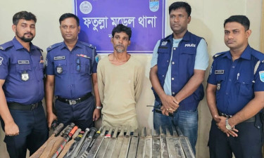 নারায়ণগঞ্জে বিপুল পরিমাণ দেশীয় অস্ত্রসহ যুবক গ্রেপ্তার