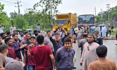 চাকরিচ্যুতির প্রতিবাদে নোয়াখালীতে মহাসড়ক অবরোধ করে বিক্ষোভ