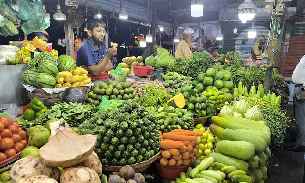 বাজারে এলে মনে হয় পকেট ডাকাতি হচ্ছে, সব কিছুর দাম বেশি