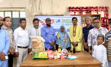 বারহাট্টায় অসহায় সাবিনাকে এক মাসের খাবার দিল বসুন্ধরা শুভসংঘ