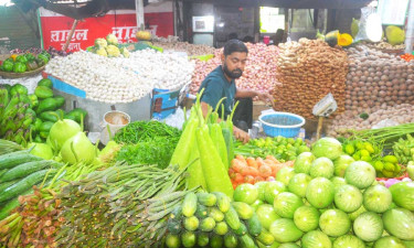 জ্বালানি তেলের প্রভাব ও টানা বৃষ্টিতে বগুড়ার বাজারে আগুন