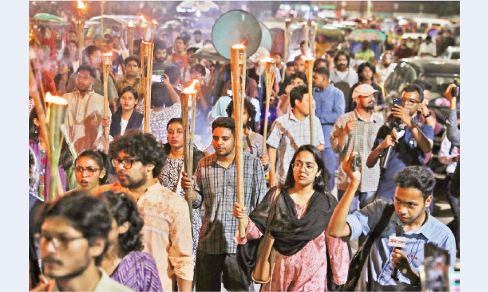 যুক্তরাষ্ট্রের সঙ্গে বাণিজ্যচুক্তি বাতিলের দাবিতে ঢাবিতে মশাল মিছিল
