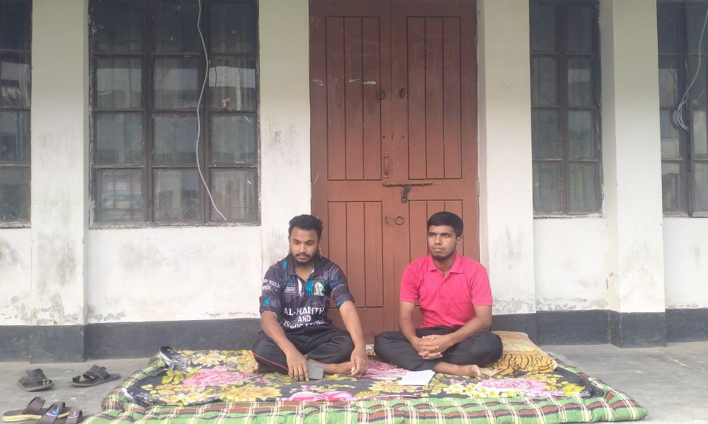 প্রভোস্ট কার্যালয়ে তালা, বালিশ-তোশক নিয়ে অবস্থান শিক্ষার্থীদের