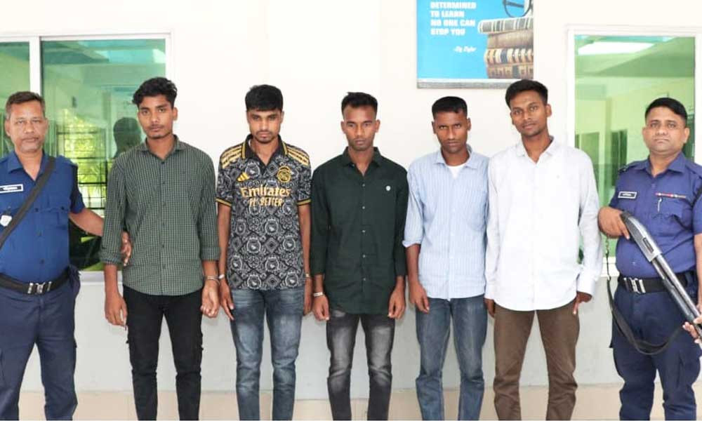 পুলিশ কনস্টেবল নিয়োগ পরীক্ষায় ডিজিটাল ডিভাইস ব্যবহার, আটক ৫