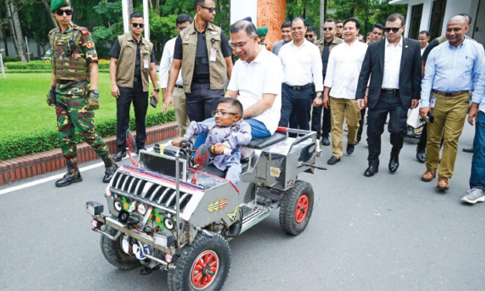 প্রধানমন্ত্রীকে নিজের স্মার্ট কারে চড়ালেন বিশেষ চাহিদাসম্পন্ন তরুণ