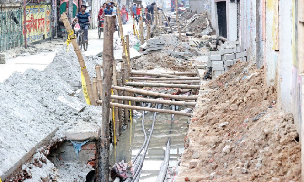 সার্কিট হাউস সড়কে ধীরগতির কাজ, দুর্ভোগ