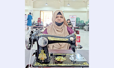 সেলাই মেশিনে স্বপ্ন বুনছেন অন্তরা