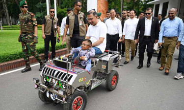 বিশেষ চাহিদাসম্পন্ন তরুণের বানানো ‘স্মার্ট কারে’ চড়লেন প্রধানমন্ত্রী