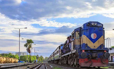 রাজধানীতে চলন্ত ট্রেনে ছিনতাই, যাত্রী আহত