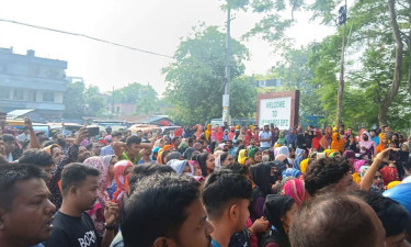 ঈশ্বরদীতে পরিবহন ভাড়া বৃদ্ধি করায় শ্রমিকদের বিক্ষোভ