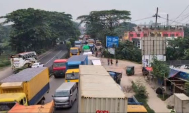 গজারিয়ায় ট্রাক উল্টে ঢাকা-চট্টগ্রাম মহাসড়কে তীব্র যানজট