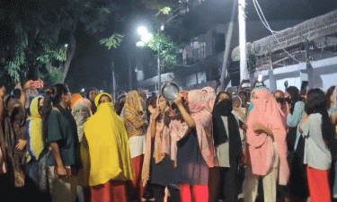 রাজনীতি নিষিদ্ধের দাবিতে মধ্যরাতে ইডেন কলেজ উত্তাল