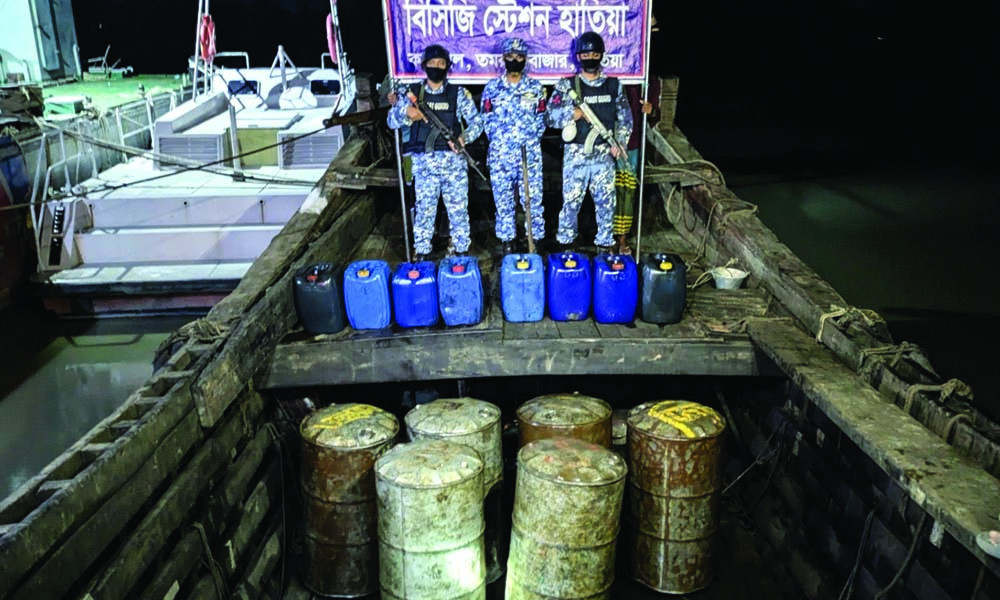 হাতিয়ায় শুল্ক-কর ফাঁকি দেওয়া তেলসহ বোট জব্দ
