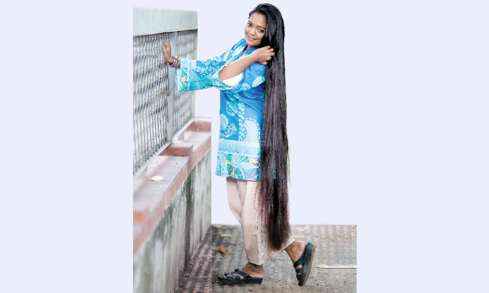 স্বাস্থ্যকর খাবারে ঝলমলে চুল