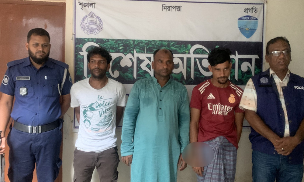 দেবীদ্বারে মাদক সেবন ও বিক্রির সময় আটক ৩
