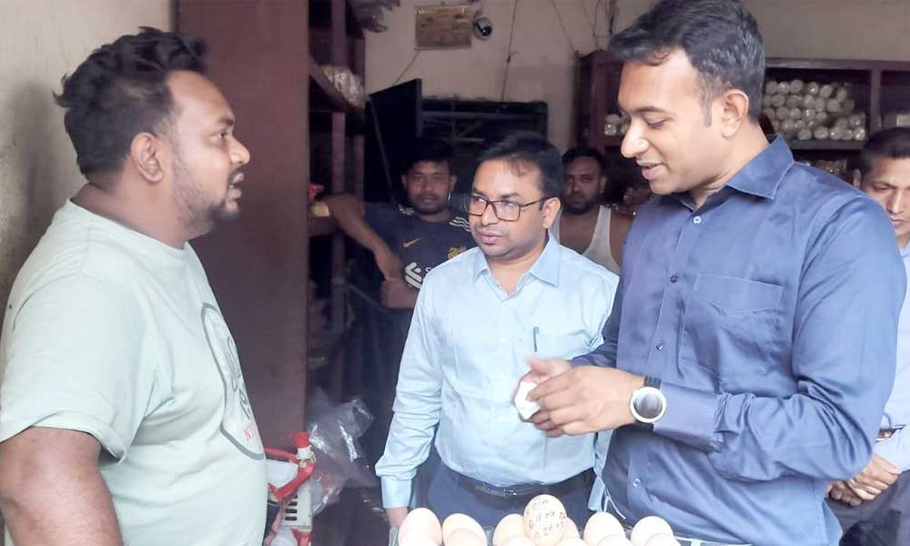 বগুড়ায় হ্যাচিং ডিম দিয়ে কেক-পাউরুটি তৈরি, বেকারিকে জরিমানা