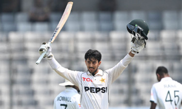 অভিষেকেই সেঞ্চুরি আওয়াইসের