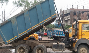 অবরোধের মুখে ট্রাক টার্মিনালের টোল আদায় বন্ধ করলেন পৌর প্রশাসক