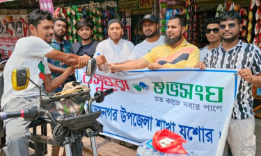 শ্রমজীবীদের মাঝে বিশুদ্ধ পানি ও স্যালাইন বিতরণ করেছে বসুন্ধরা শুভসংঘ