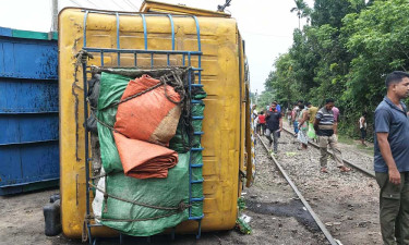 যশোরে ট্রেনের ধাক্কায় ট্রাকচালক নিহত