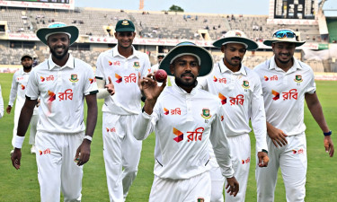 মিরাজের ৫ উইকেট, এগিয়ে থেকে দিন শেষ বাংলাদেশের