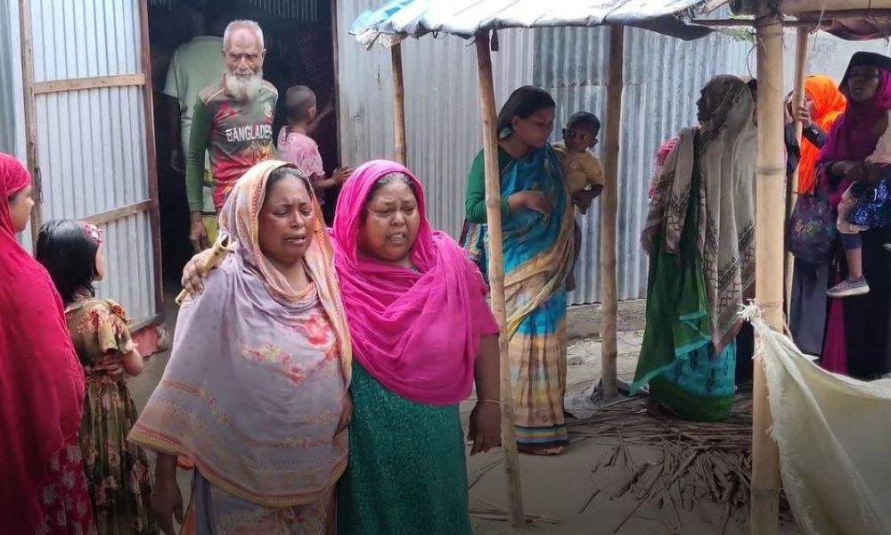 উল্লাপাড়ায় নিজ কক্ষে বৃদ্ধকে কুপিয়ে হত্যা, স্ত্রী আহত