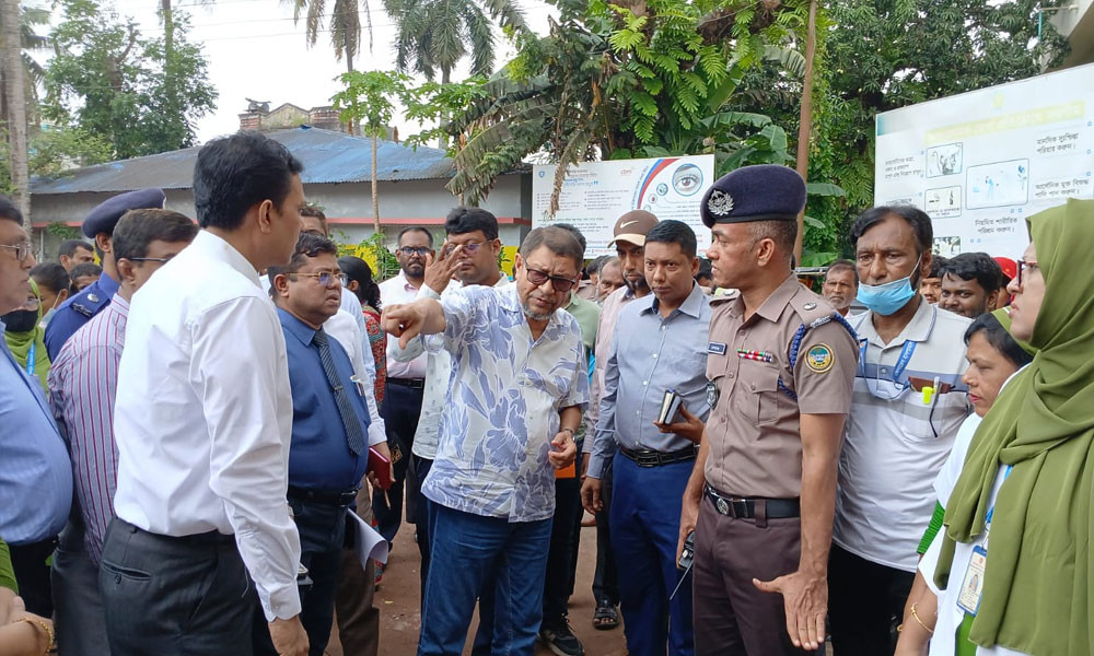 হঠাৎ হাসপাতাল পরিদর্শনে স্বাস্থ্যমন্ত্রী, কর্মচারীকে বরখাস্ত