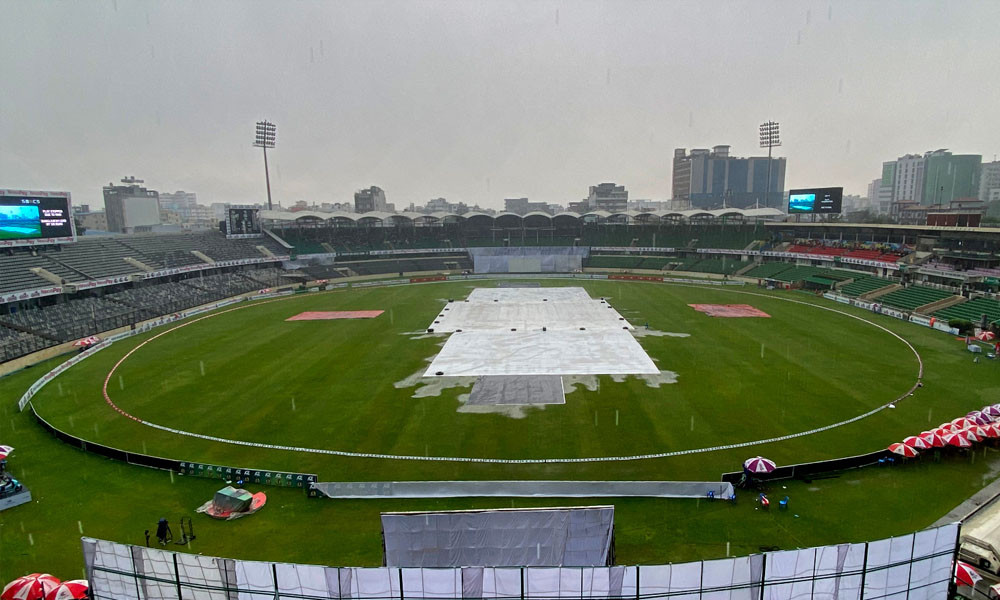 খেলা থামিয়ে দিল বেরসিক বৃষ্টি