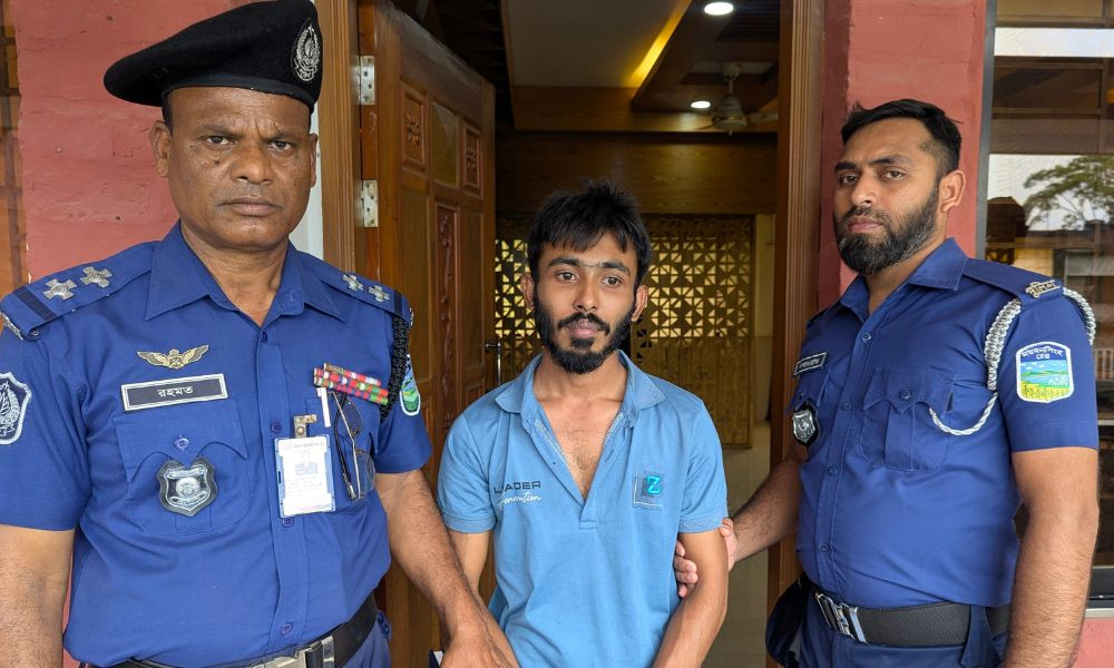 গোপনে ছাত্রীদের ছবি তোলার অভিযোগে বাকৃবিতে যুবক আটক