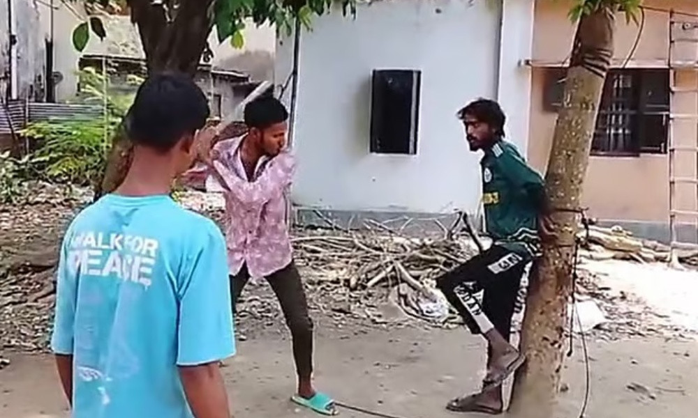 রাজশাহীতে চুরির অভিযোগে যুবককে গাছের সঙ্গে বেঁধে মারধর