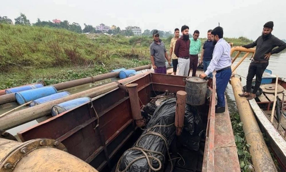 ব্রহ্মপুত্রে অবৈধ বালু উত্তোলন, অভিযানে ১৭ ড্রেজার বিকল করল প্রশাসন