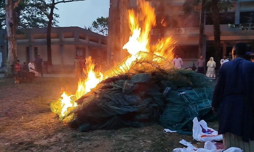 মোহনগঞ্জে ২০ লাখ টাকার অবৈধ চায়না দুয়ারি জাল পুড়িয়ে ধ্বংস