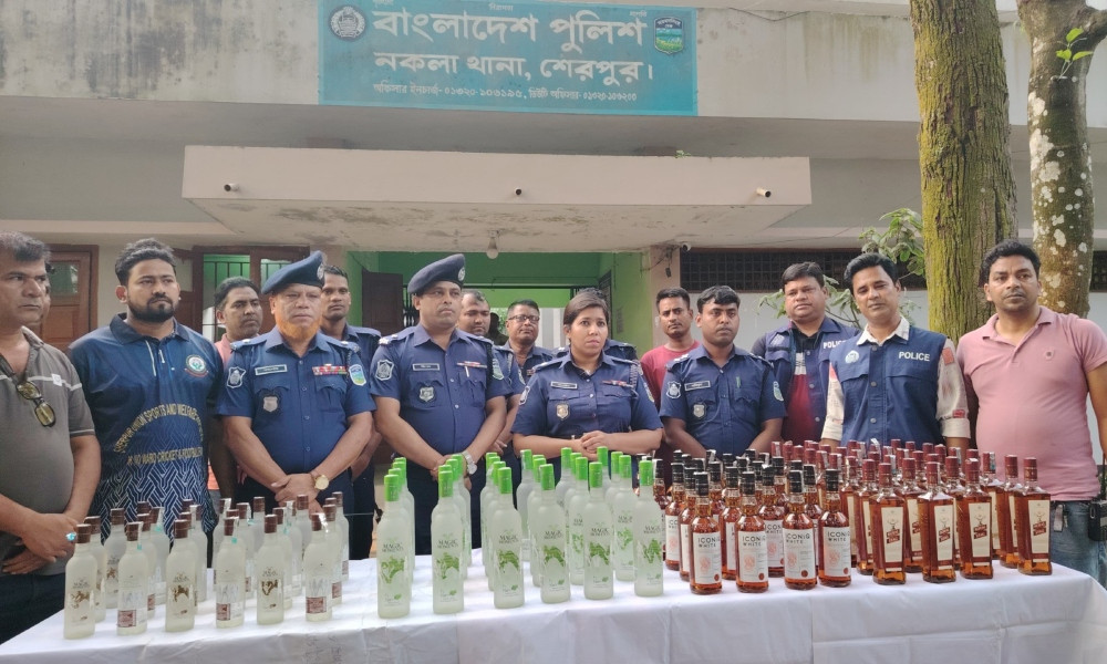 নকলায় ভুসির বস্তায় মিলল ১০৮ বোতল বিদেশি মদ, আটক ৩